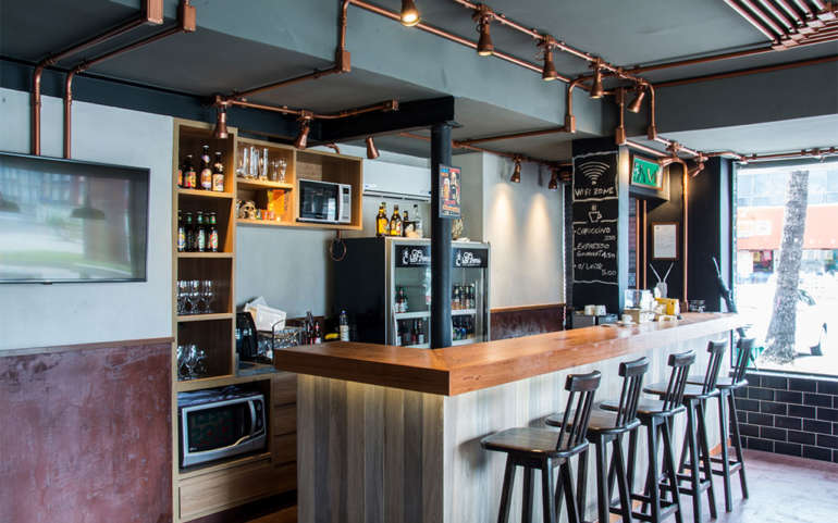 Contamos com uma cafeteria e bar com diversas cervejas artesanais importadas